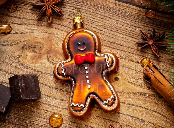 Елочная игрушка Пряничный человечек Карамельный с красным бантом