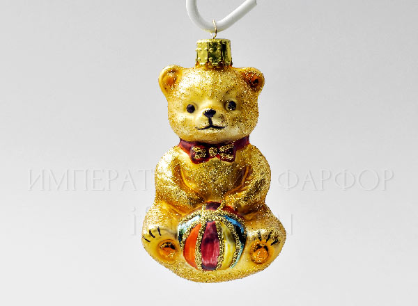 Елочная игрушка Мишка Тедди с мячиком сидящий