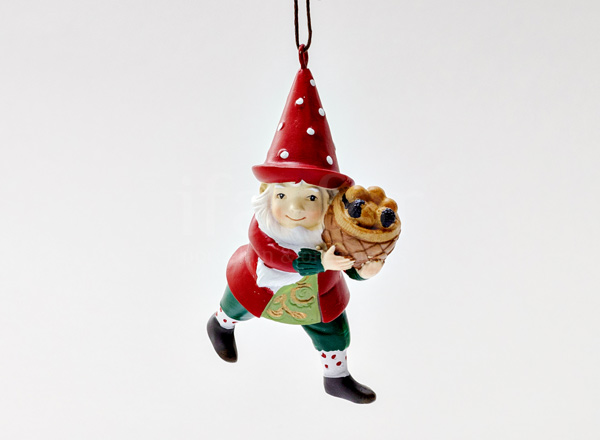 Елочная игрушка Гном с корзинкой