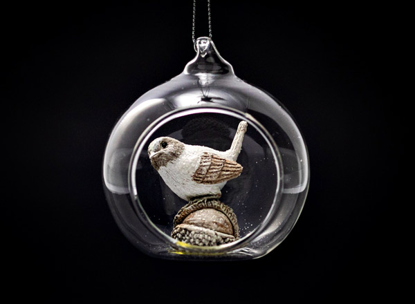 Елочная игрушка Птичка на орешке в открытом шаре