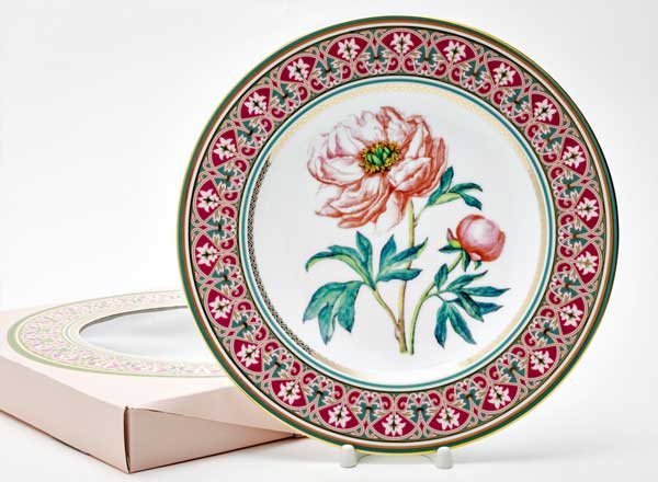 Декоративная тарелка в подарочной коробке Цветы и ягоды России. Дивный пион