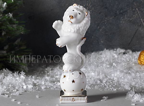 Скульптура Лев на шаре Клоунада