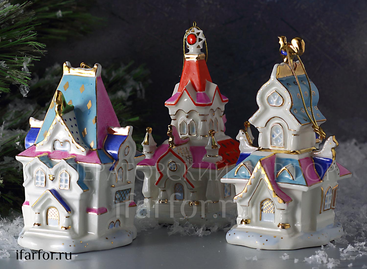 Елочная игрушка «Теремок с коньком» Форма: Теремок с коньком. Фарфор. 70 x 74 x 120 мм.