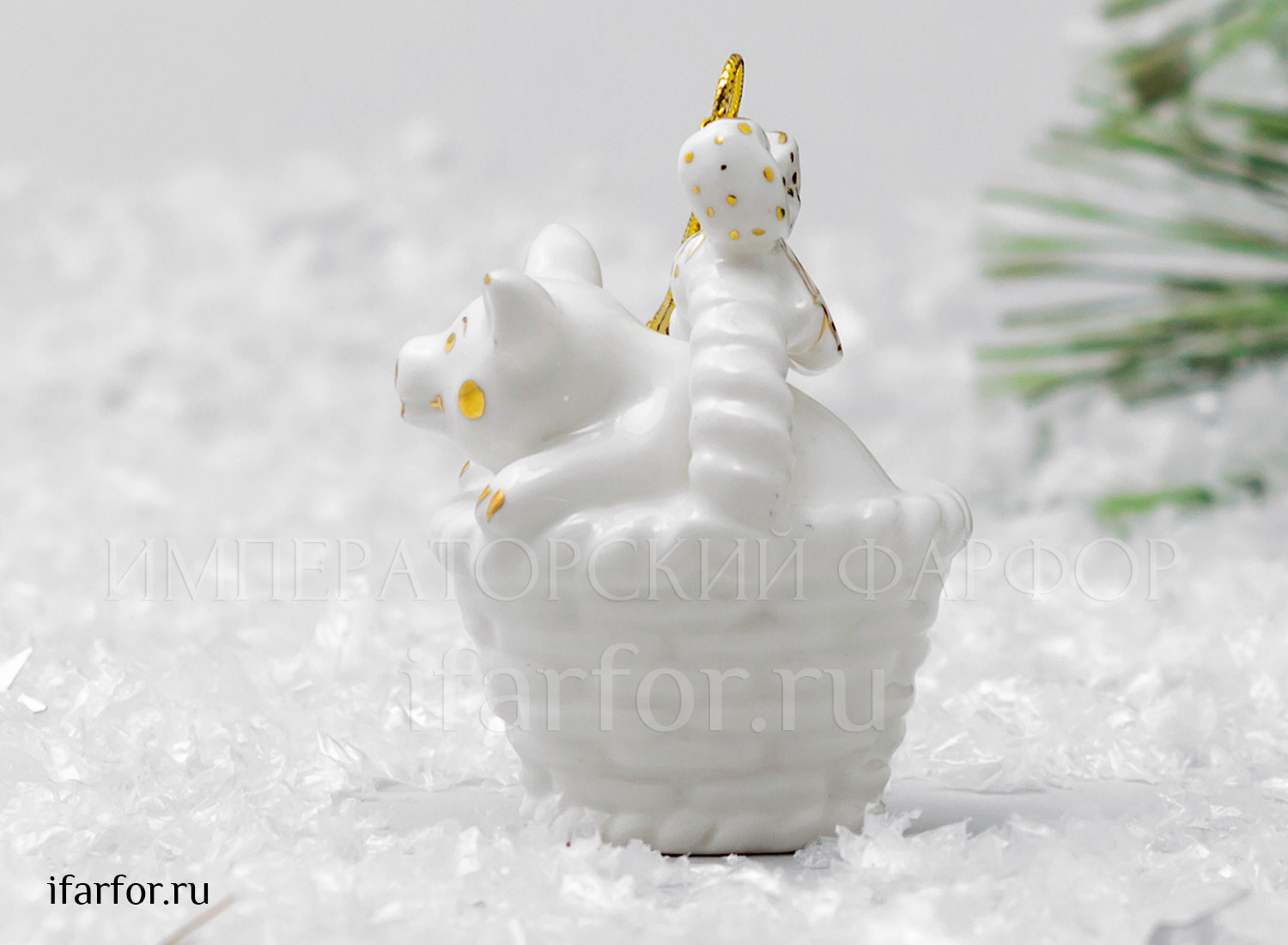 Елочная игрушка «Поросенок в корзинке» Форма: Поросенок в корзинке. Фарфор. 60 x 45 мм.