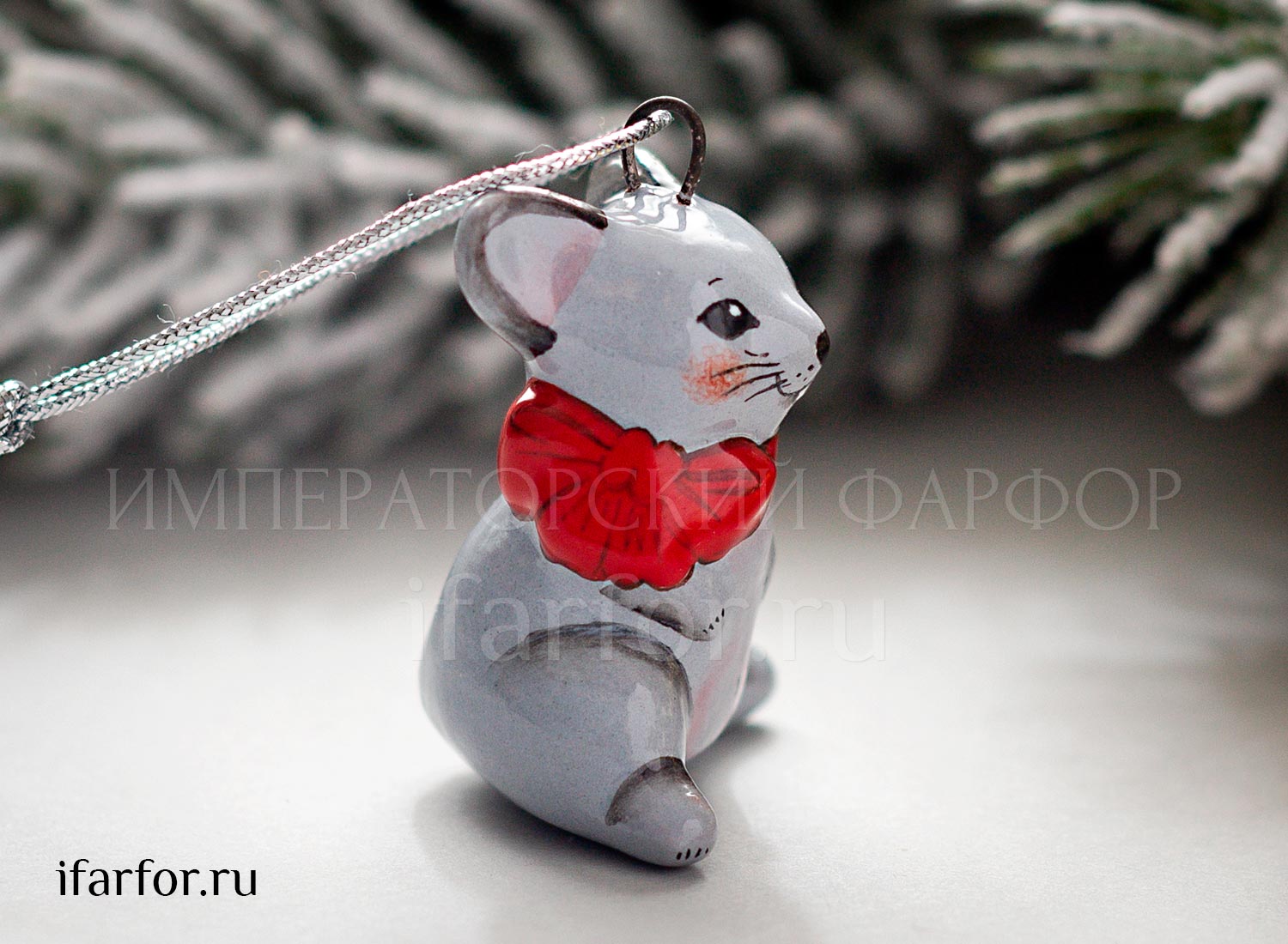Елочная игрушка «Мышонок с бантом» Форма: Мышонок с бантом. Майолика. 35 мм.