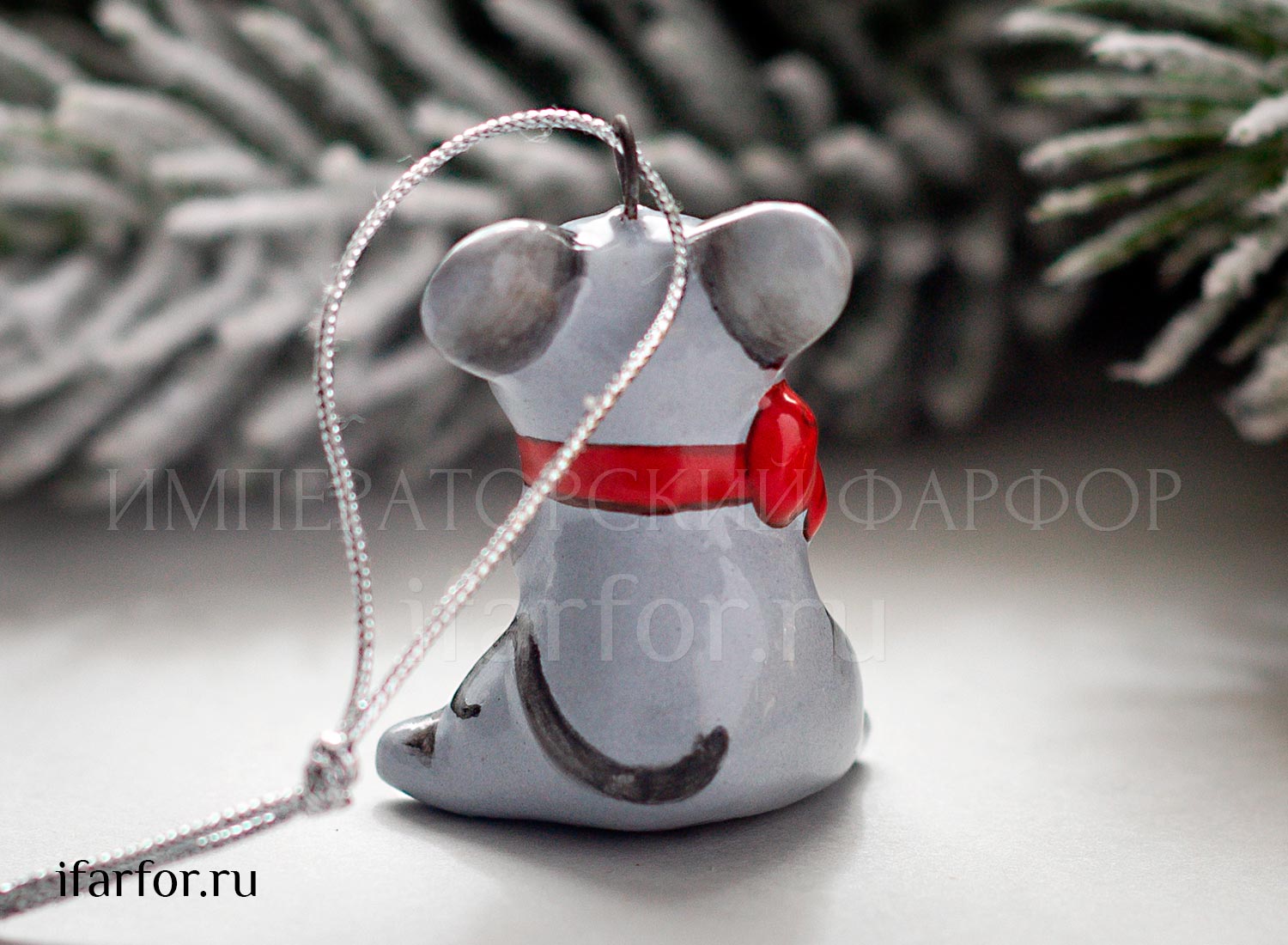 Елочная игрушка «Мышонок с бантом» Форма: Мышонок с бантом. Майолика. 35 мм.