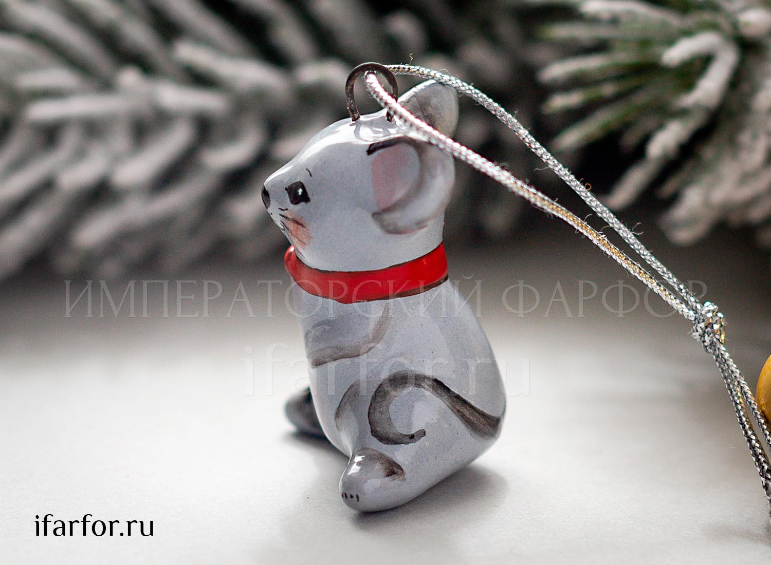 Елочная игрушка «Мышонок с бантом» Форма: Мышонок с бантом. Майолика. 35 мм.