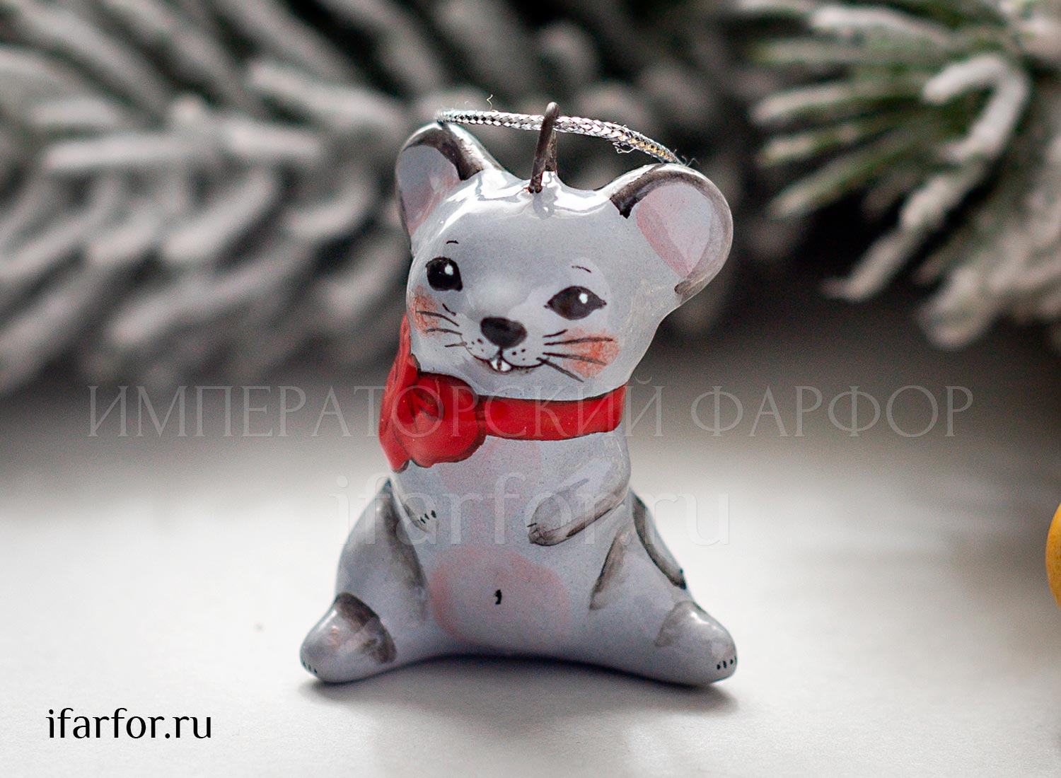 Елочная игрушка «Мышонок с бантом» Форма: Мышонок с бантом. Майолика. 35 мм.