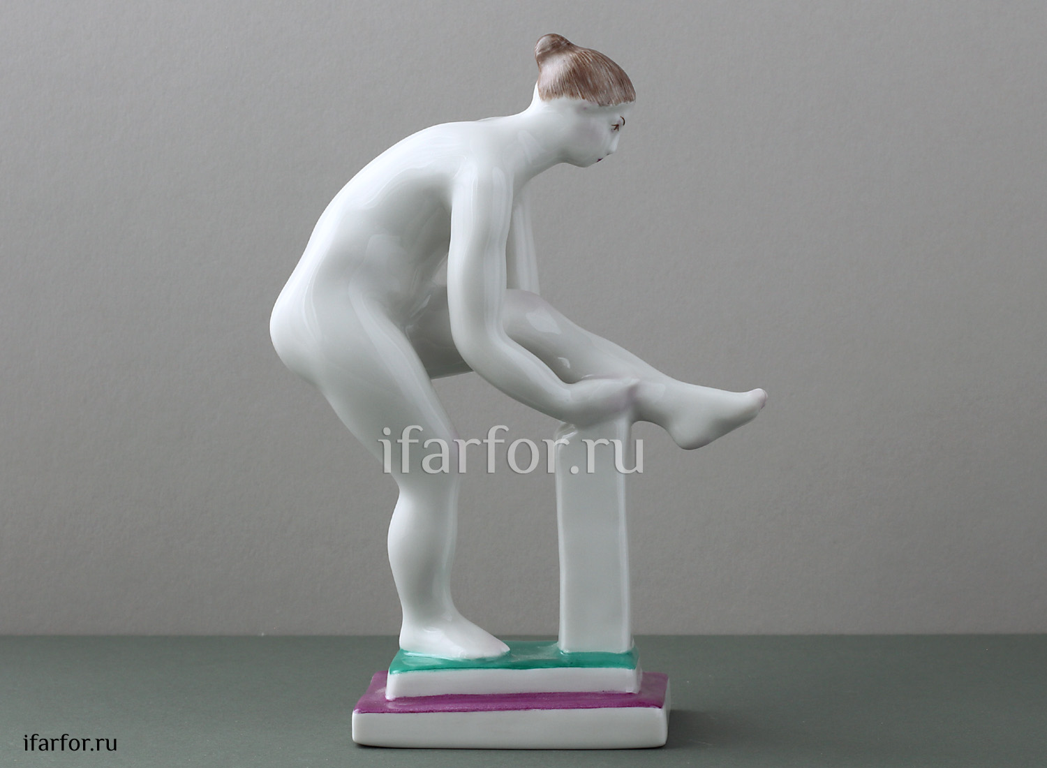 Скульптура «Женщина,надев.чулок»