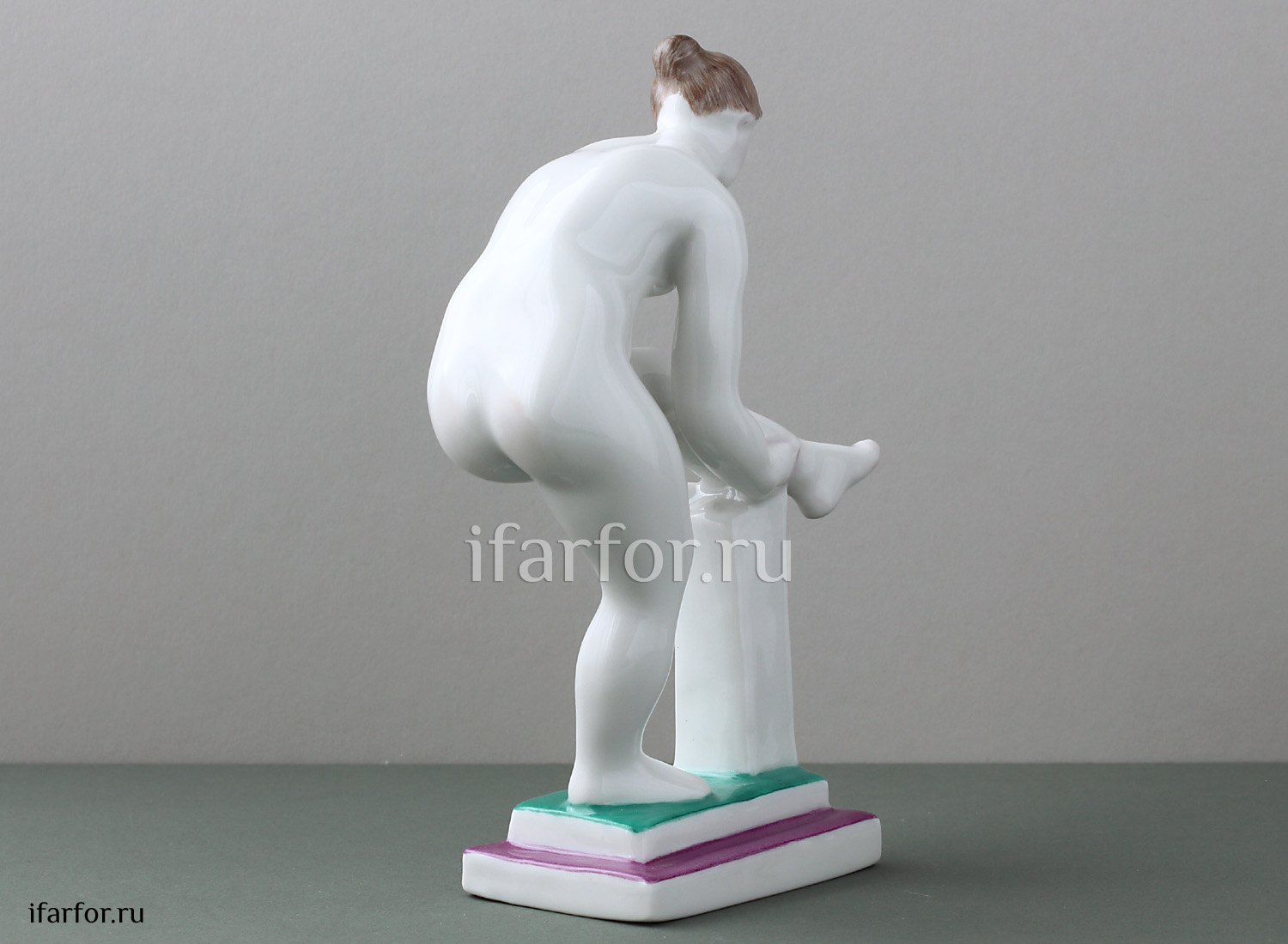 Скульптура «Женщина,надев.чулок»