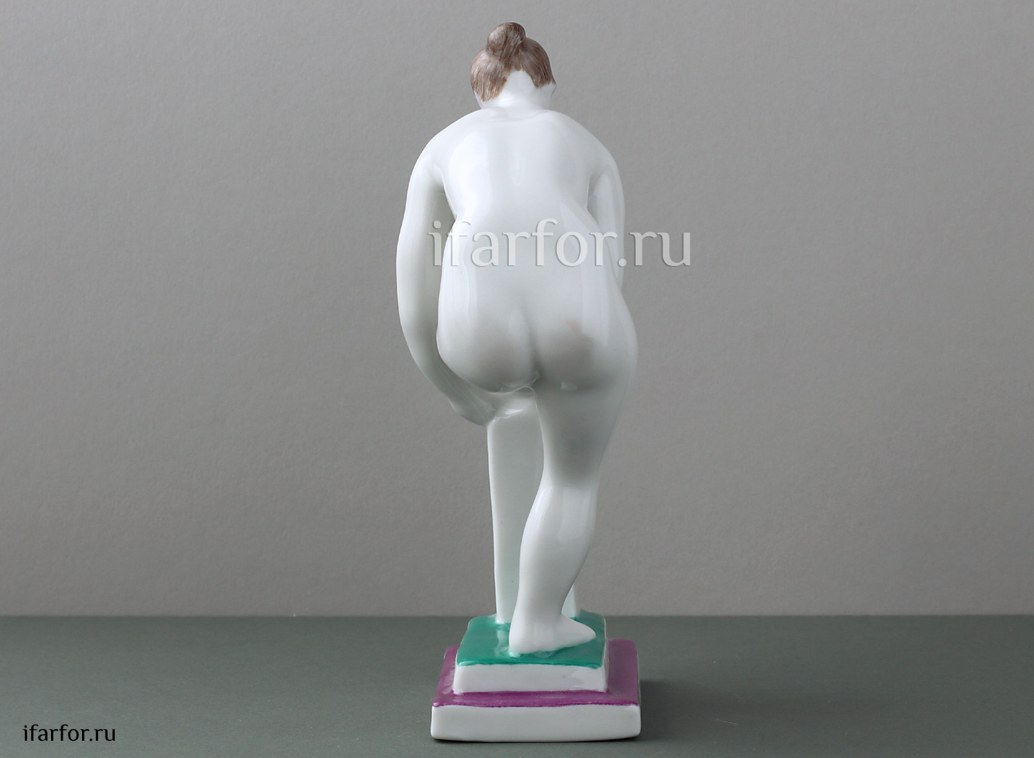 Скульптура «Женщина,надев.чулок»