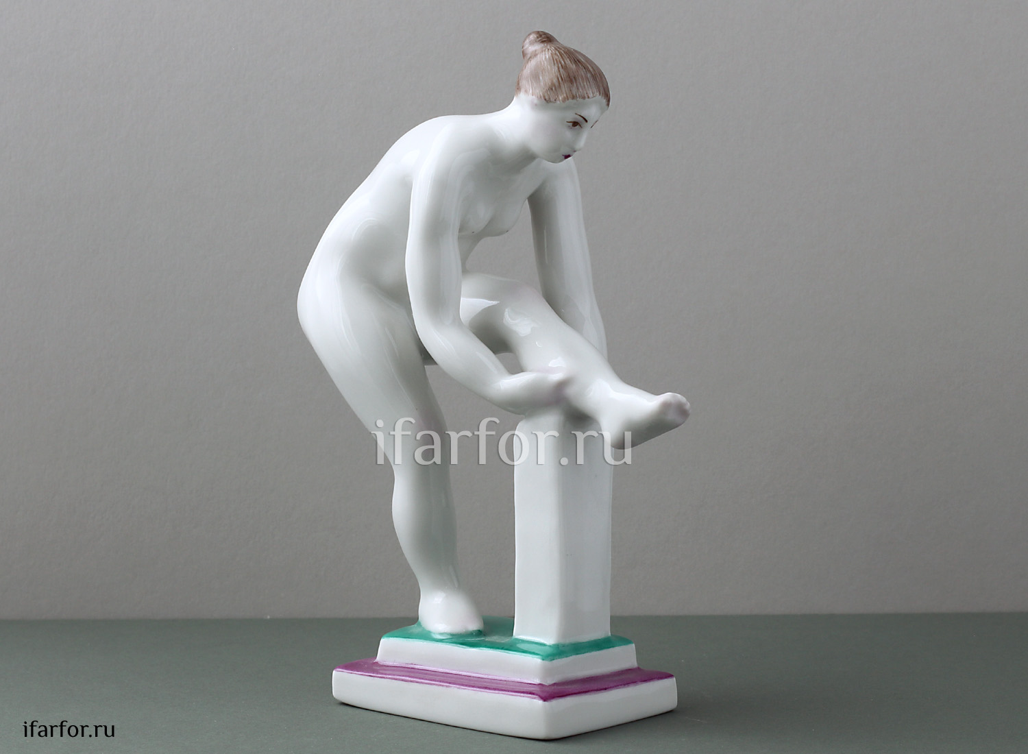 Скульптура «Женщина,надев.чулок»