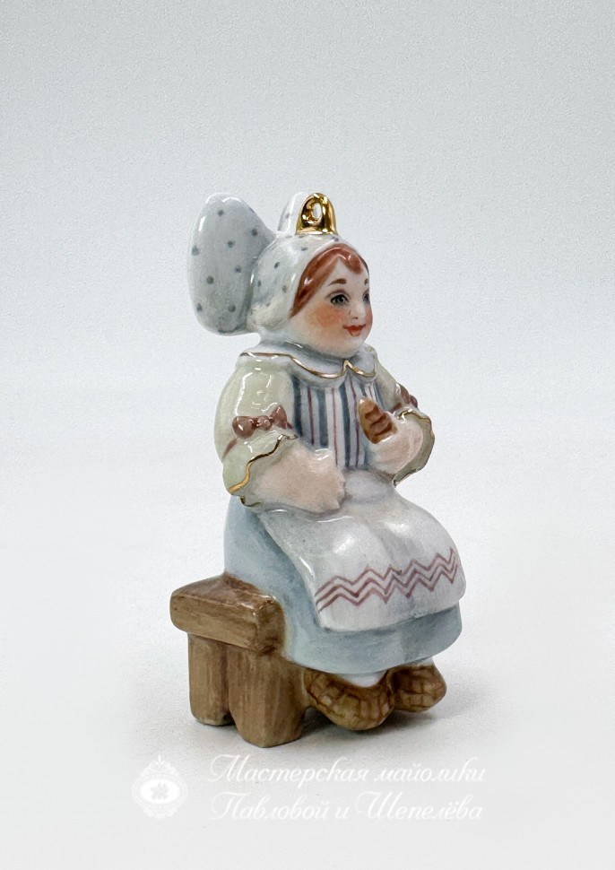 Елочная игрушка «Двенадцать месяцев. Дочка» Фарфор. 40 x 90 мм.