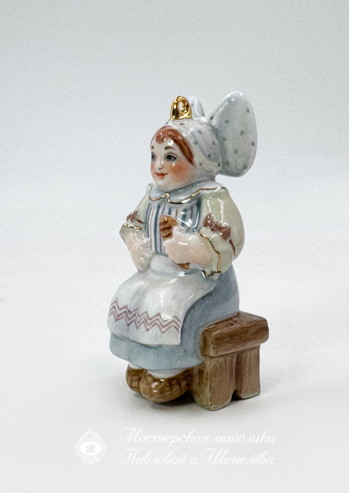 Елочная игрушка «Двенадцать месяцев. Дочка» Фарфор. 40 x 90 мм.