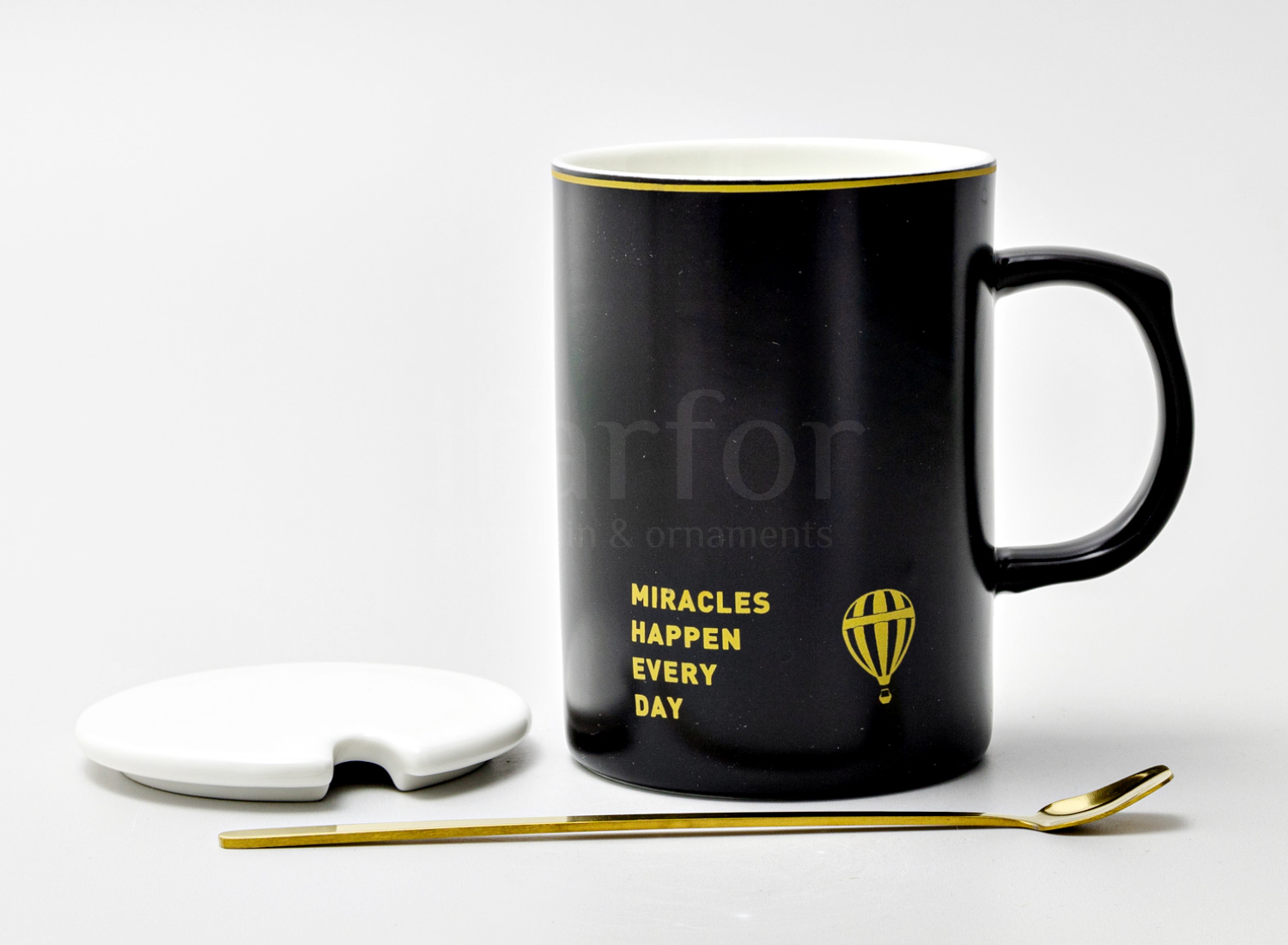 Кружка с крышкой и ложкой «Miracles happen every day» Форма: Royal Classics. Керамика. 480 мл.