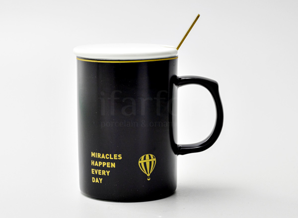 Кружка с крышкой и ложкой «Miracles happen every day» Форма: Royal Classics. Керамика. 480 мл.
