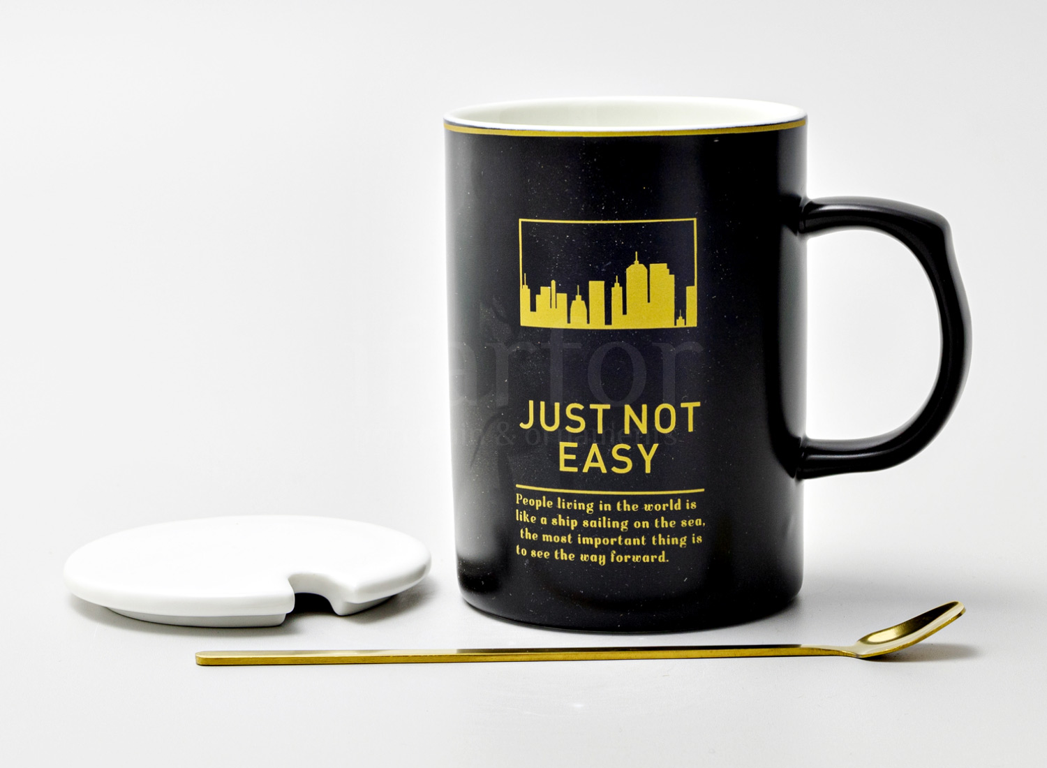 Кружка с крышкой и ложкой «Just not easy» Форма: Royal Classics. Керамика. 480 мл.