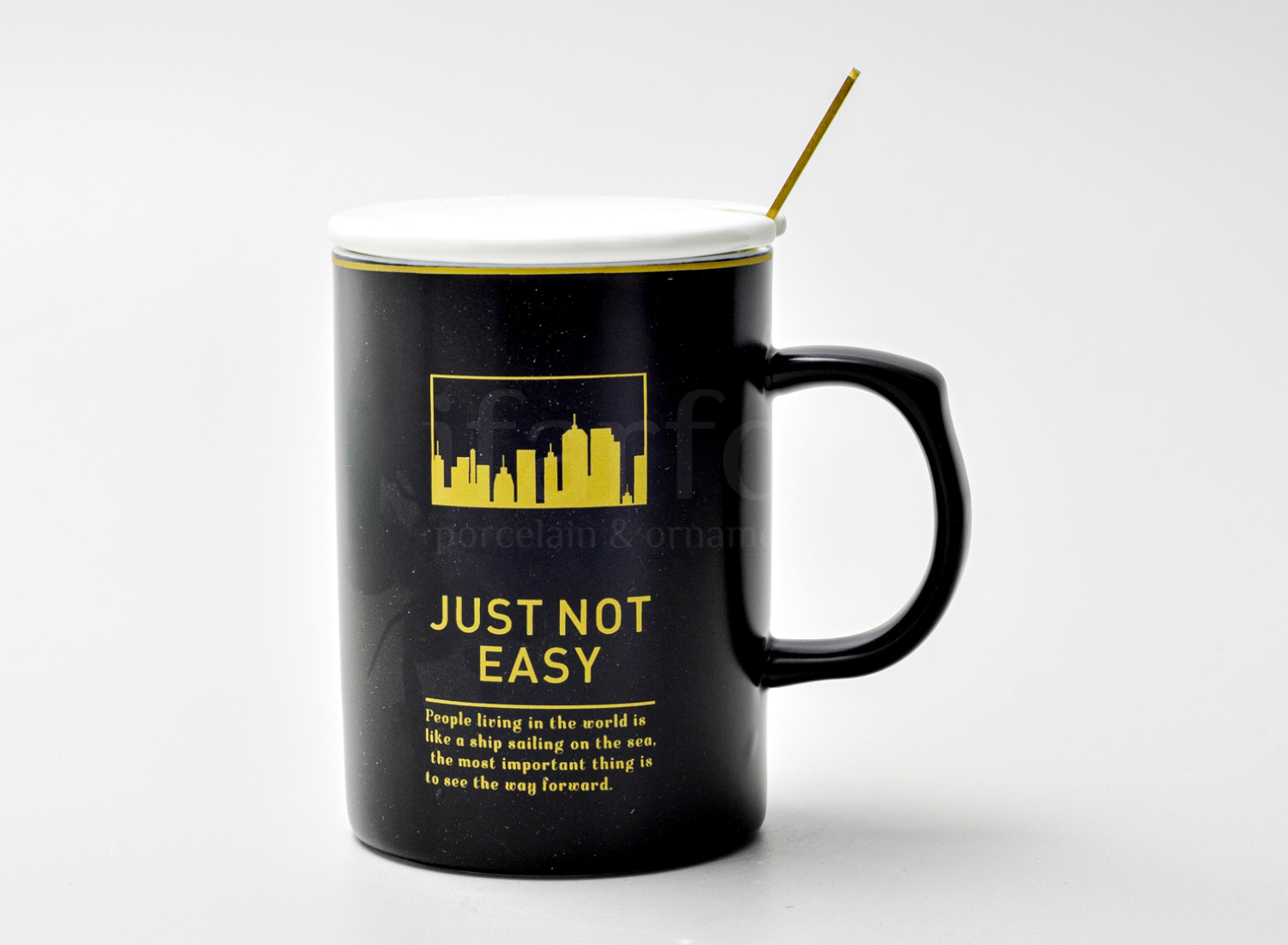 Кружка с крышкой и ложкой «Just not easy» Форма: Royal Classics. Керамика. 480 мл.