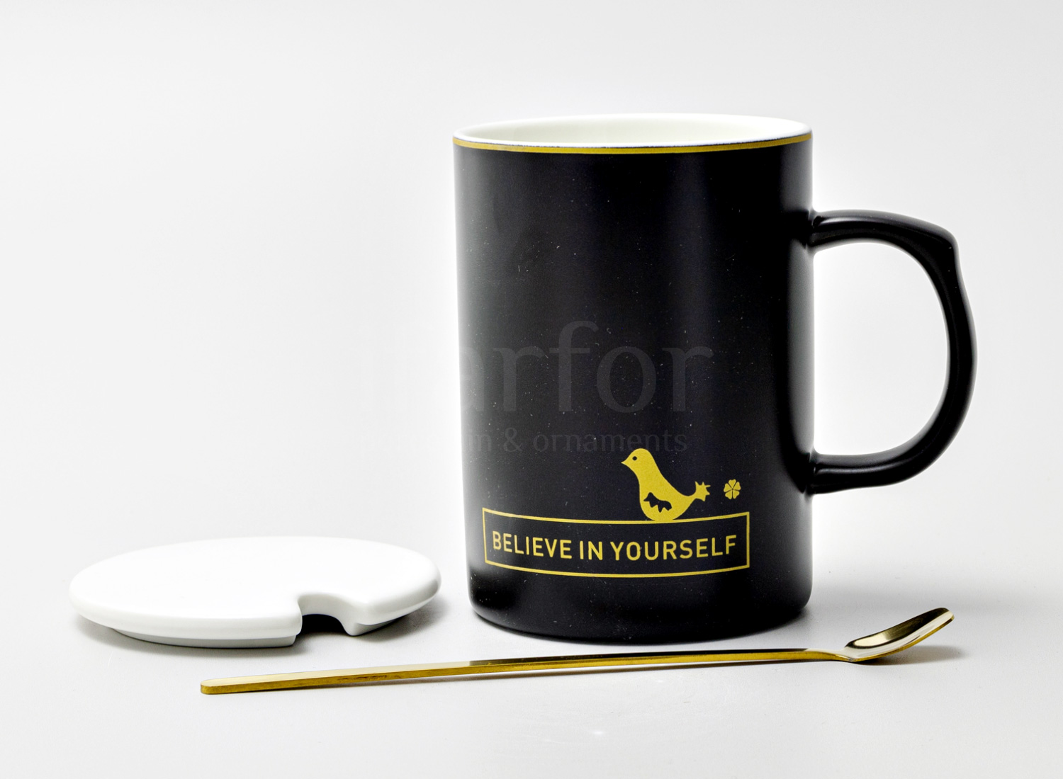 Кружка с крышкой и ложкой «Belive in yourself» Форма: Royal Classics. Керамика. 480 мл.