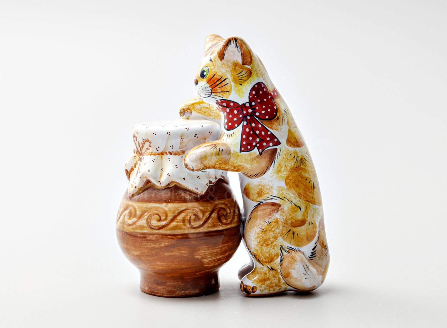 Скульптура «Кошка с крынкой» Форма: Кошка с крынкой. Майолика. 110 x 70 x 140 мм.