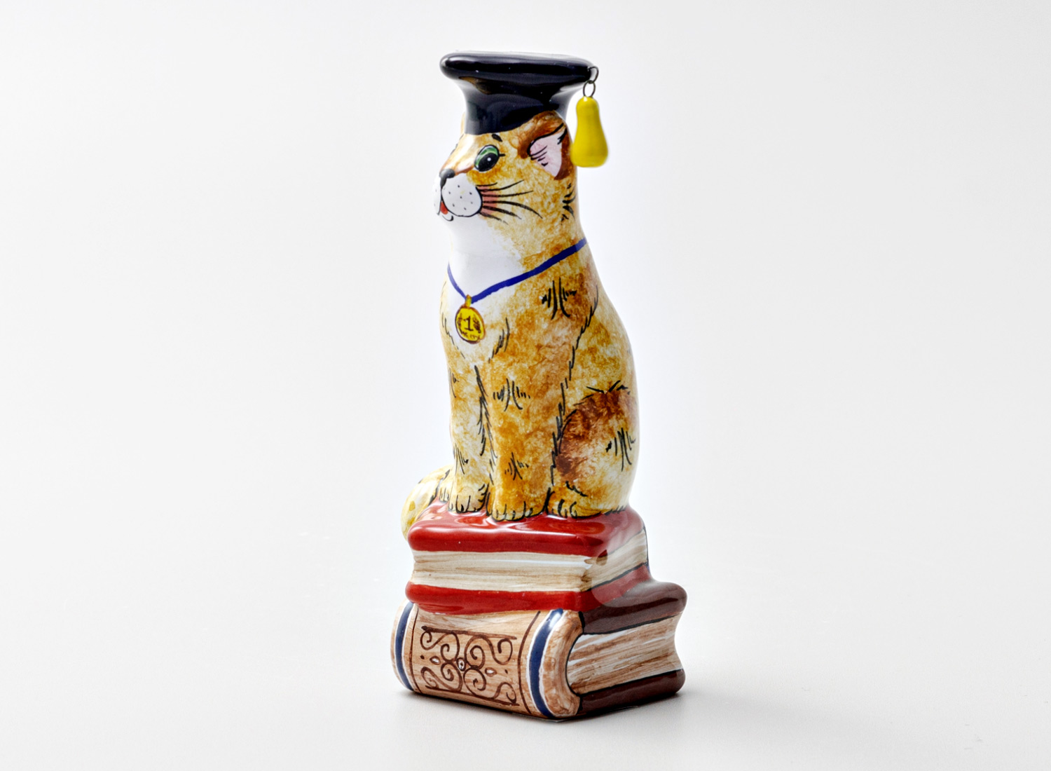 Скульптура «Кот на книгах в шляпе» Форма: Кот на книгах в шляпе. Майолика. 53 x 50 x 120 мм.