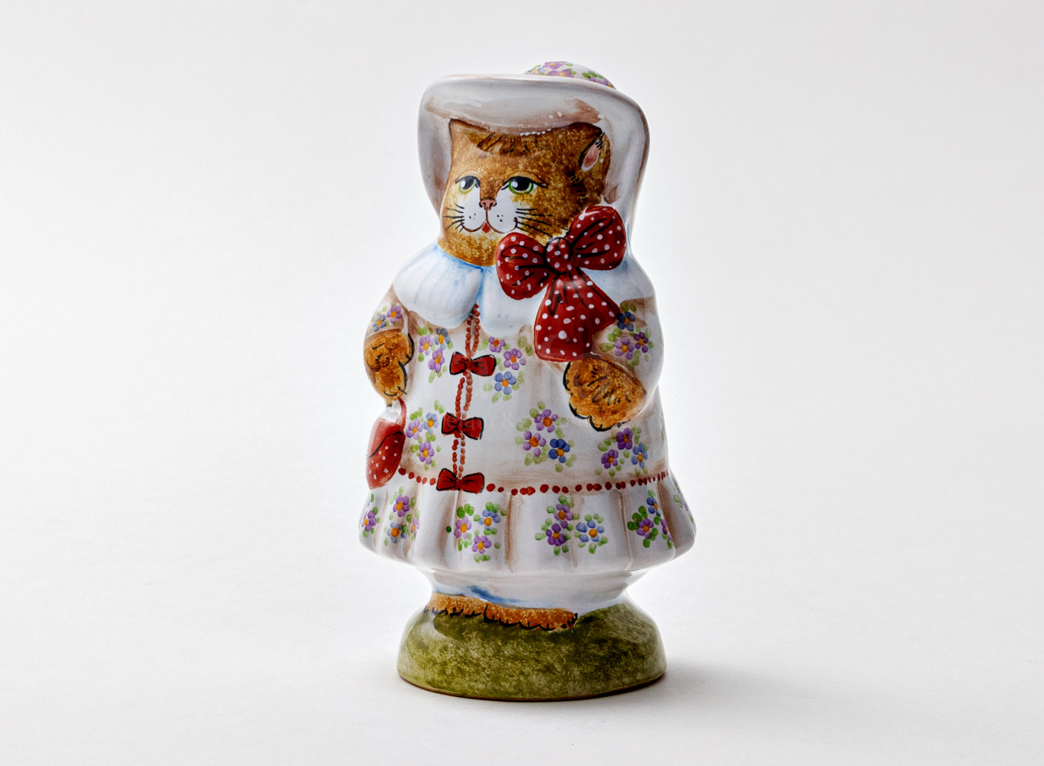 Скульптура «Кошечка в шляпе» Форма: Кошечка в шляпе. Майолика. 65 x 57 x 115 мм.