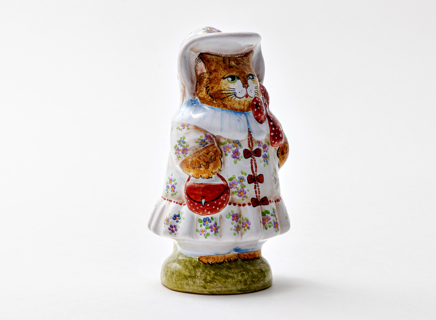 Скульптура «Кошечка в шляпе» Форма: Кошечка в шляпе. Майолика. 65 x 57 x 115 мм.
