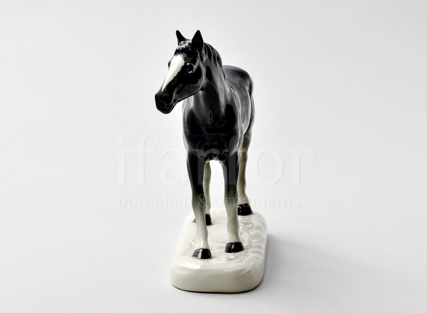 Скульптура «Лошадь черная»