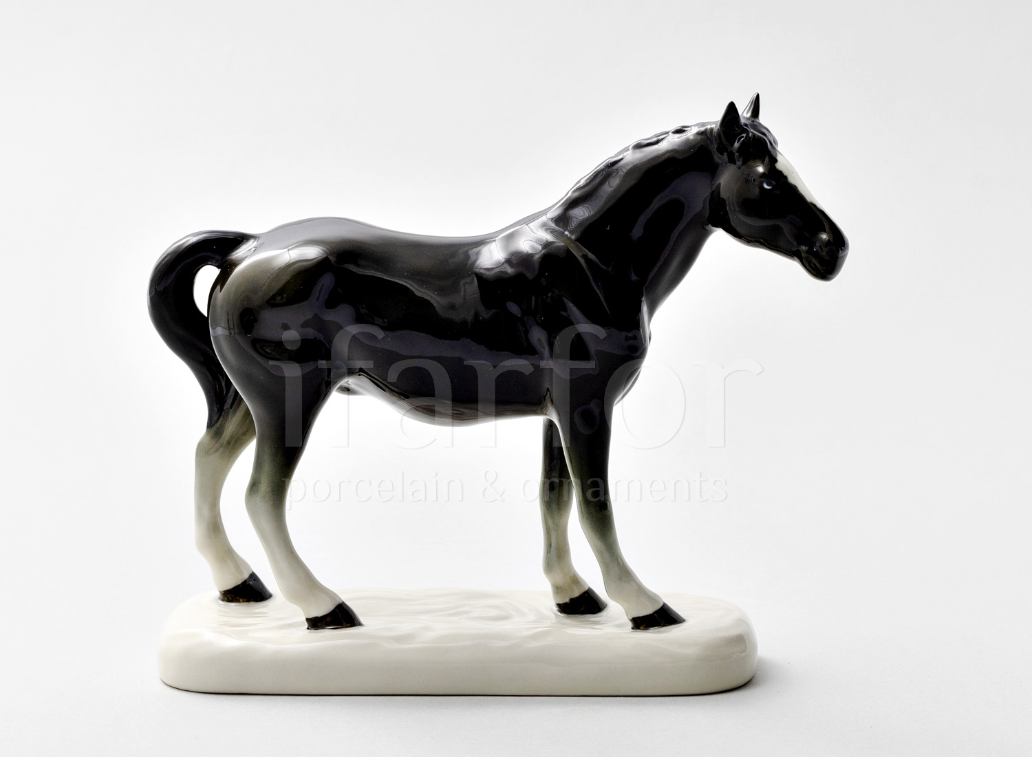 Скульптура «Лошадь черная»