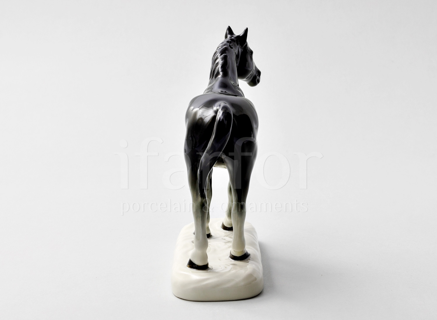 Скульптура «Лошадь черная»