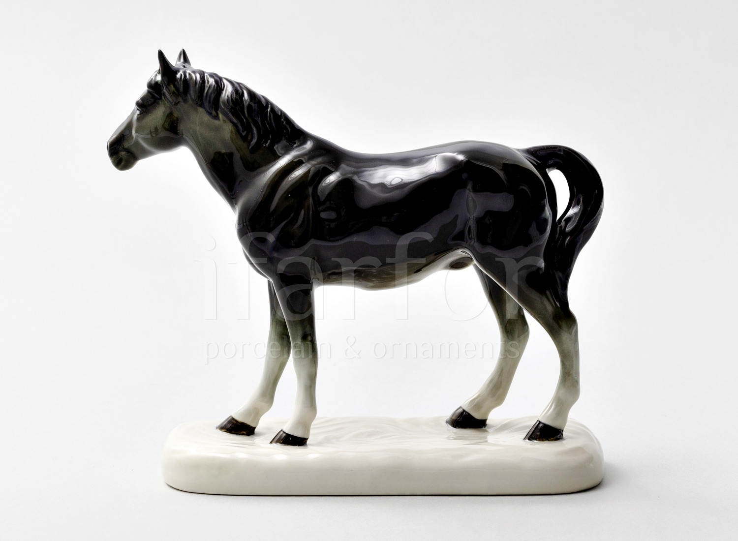 Скульптура «Лошадь черная»
