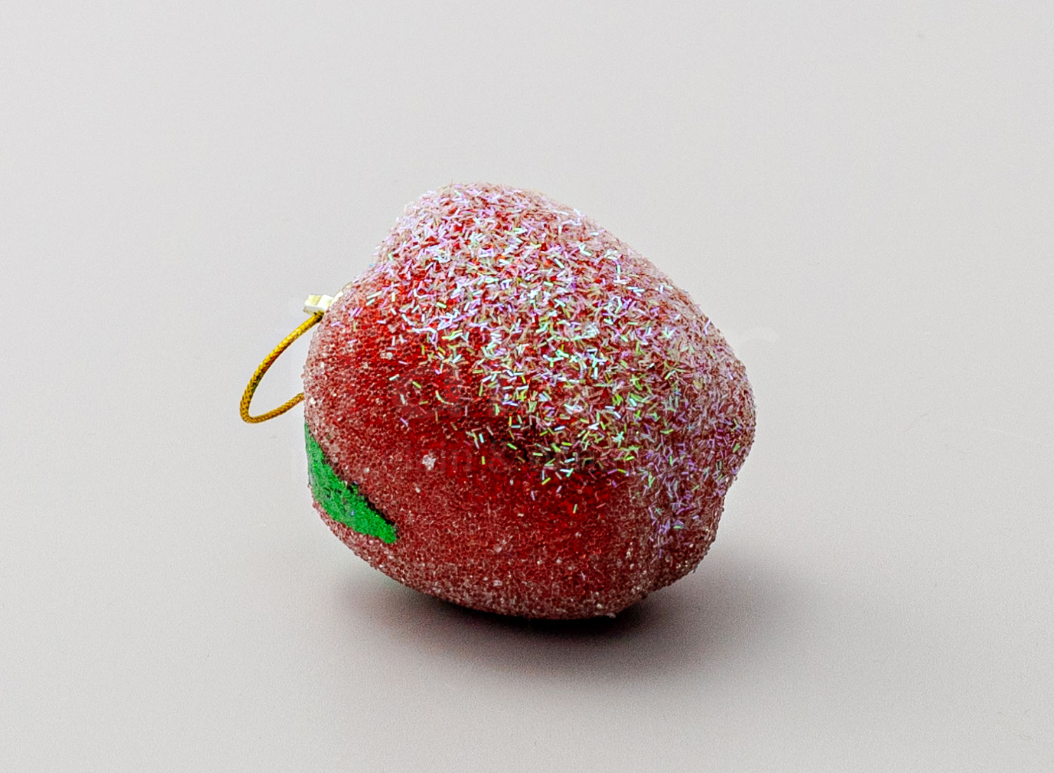 Елочная игрушка «Ягоды и фрукты. Красное яблочко с листиком» Пластик. 55 x 65 мм.
