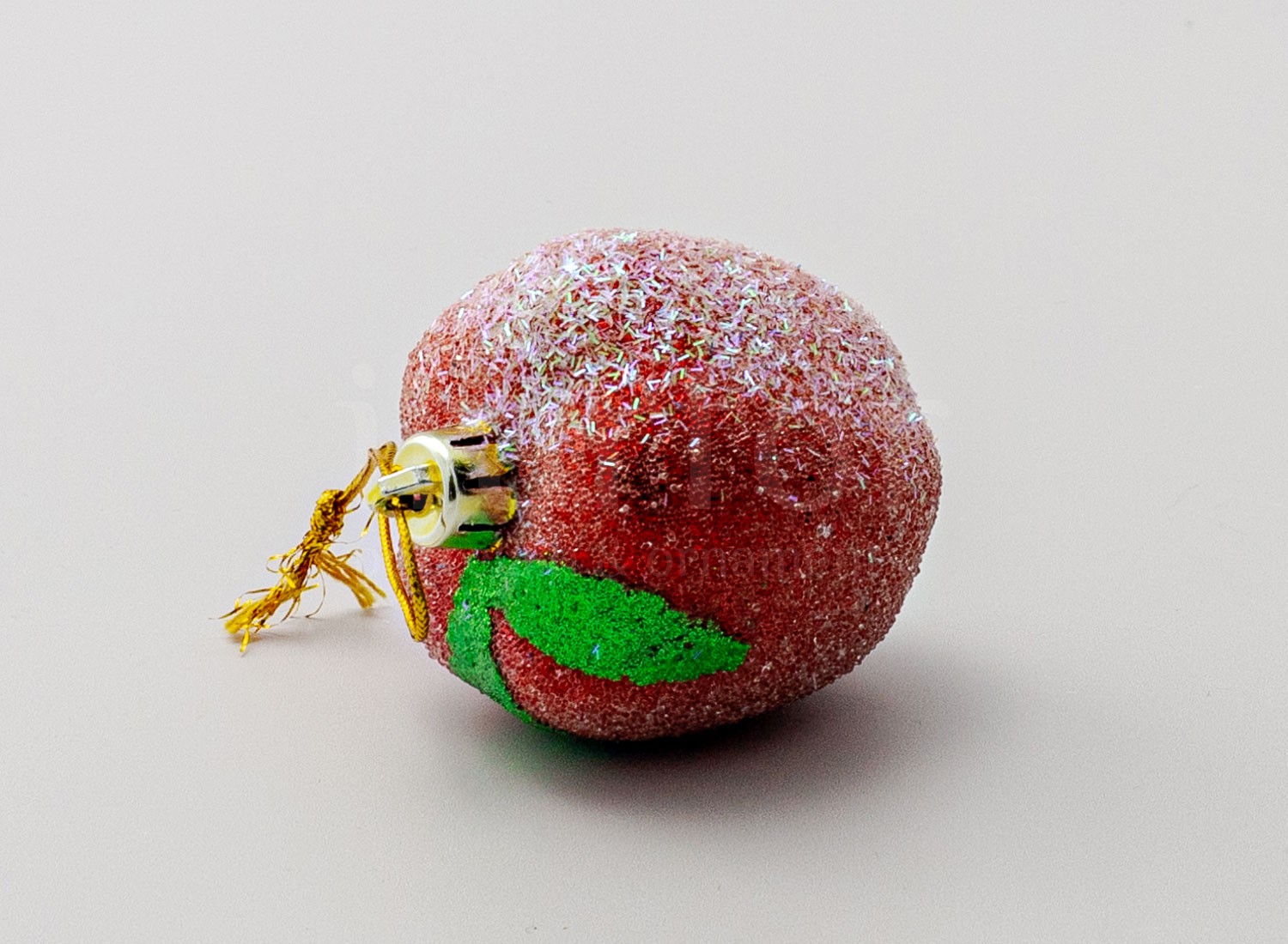 Елочная игрушка «Ягоды и фрукты. Красное яблочко с листиком» Пластик. 55 x 65 мм.