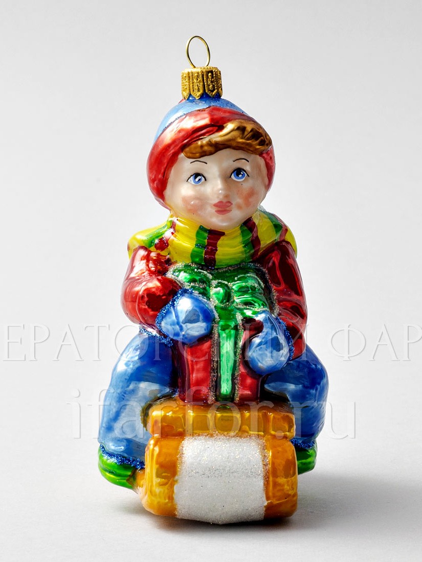 Елочная игрушка «Мальчик на санках в синих штанах» Стекло. 90 x 115 мм.
