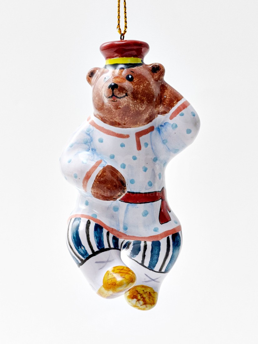 Елочная игрушка «Медведь в картузе» Форма: Медведь в картузе. Майолика. 50 x 95 мм.