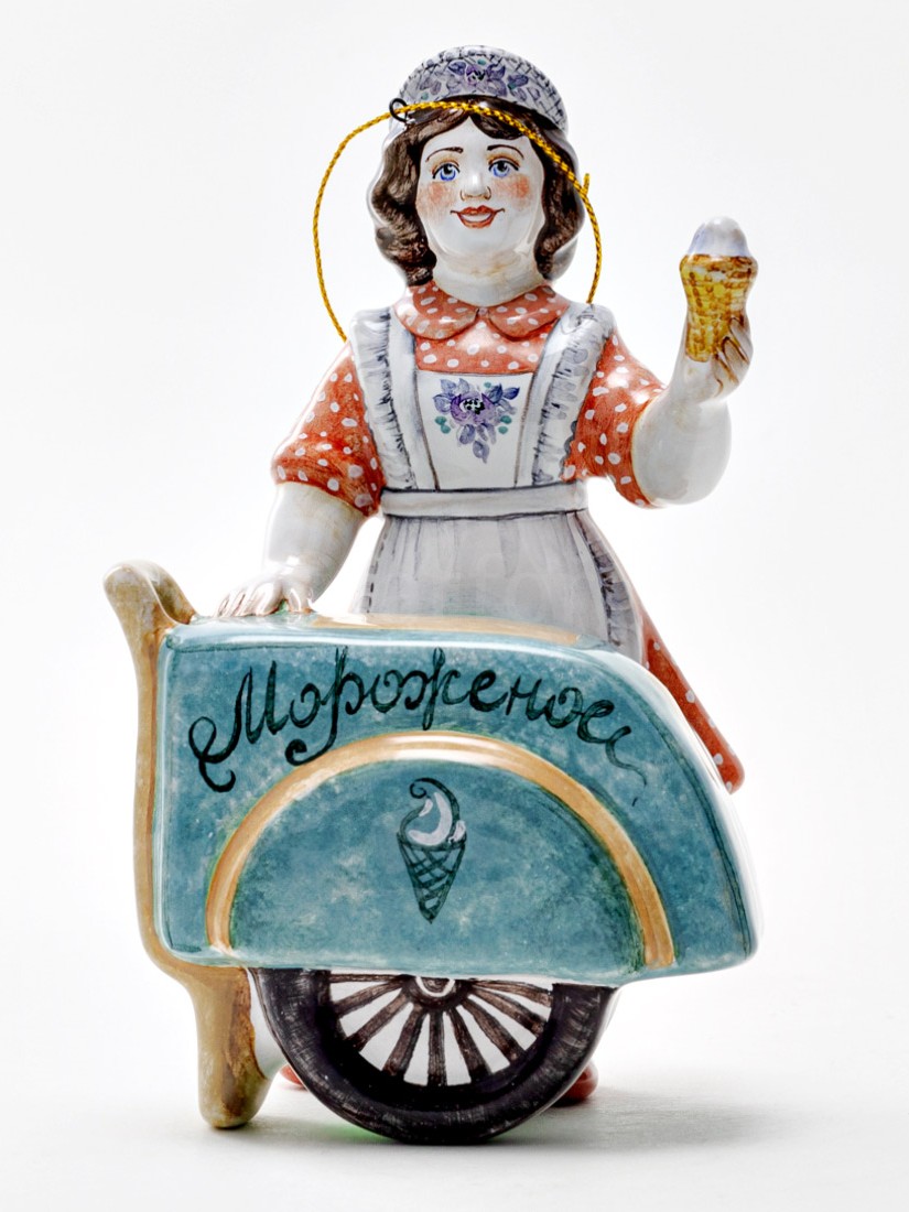 Елочная игрушка «Мороженщица» Форма: Мороженщица. Майолика. 85 x 140 мм.