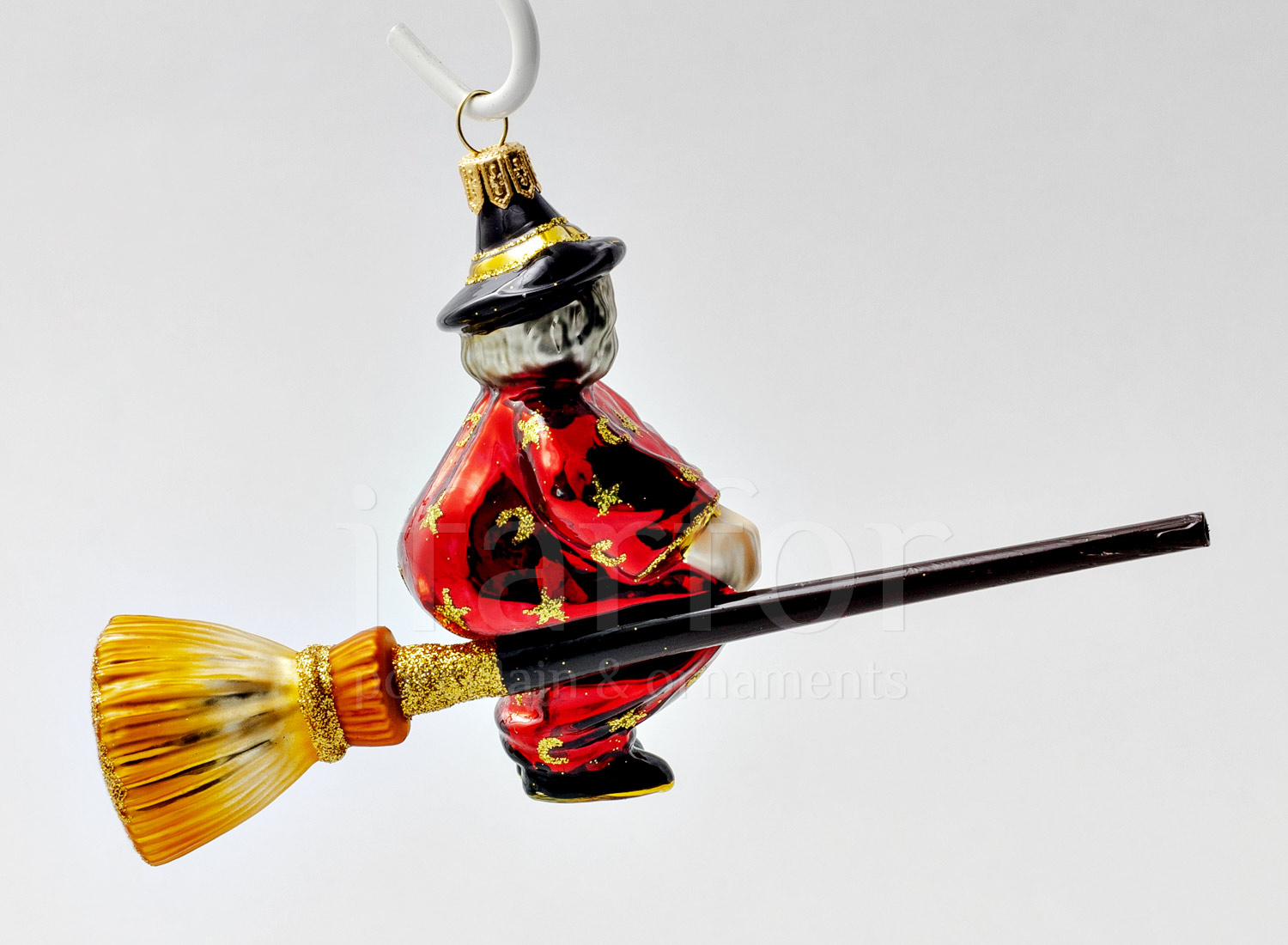 Елочная игрушка «Ведьма на метле (в красном)»