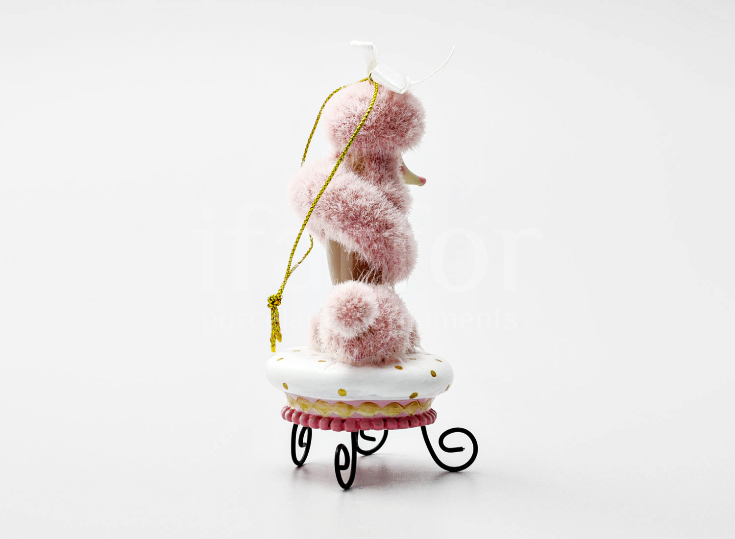 Елочная игрушка «Розовый пудель на банкетке»