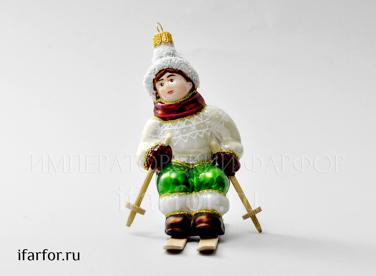 Елочная игрушка в подарочной коробке «Лыжник» Стекло. 100 x 120 мм.