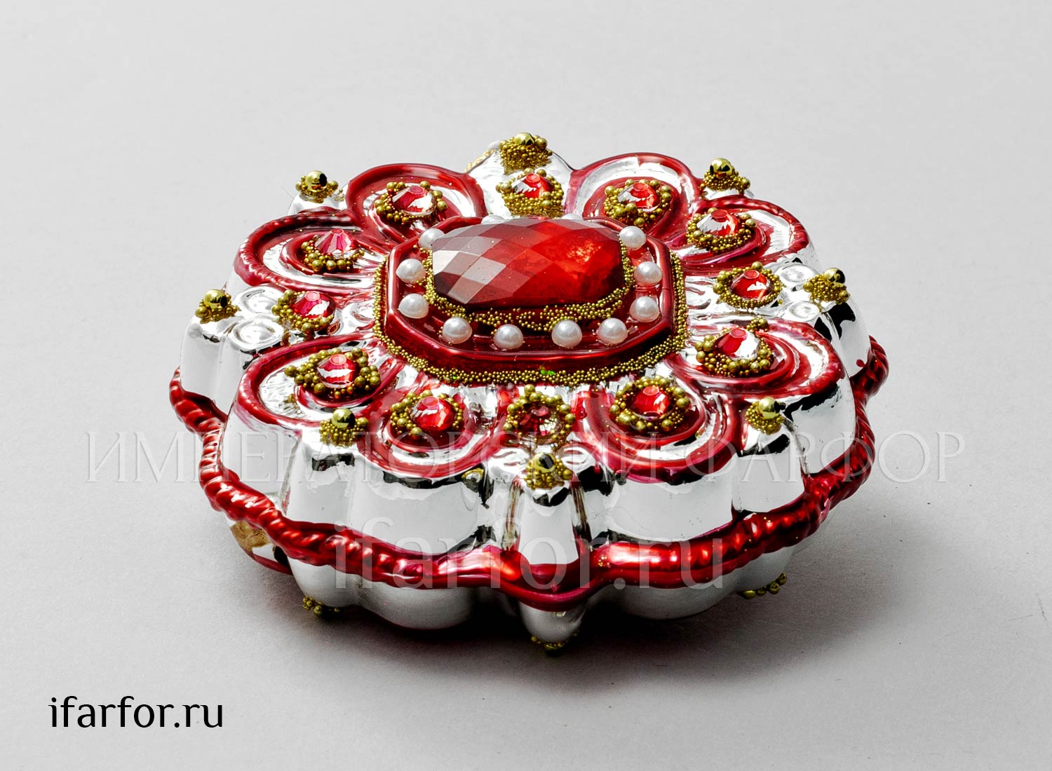Елочная игрушка в подарочной коробке «Брошь красная» Стекло. 95 x 100 мм.