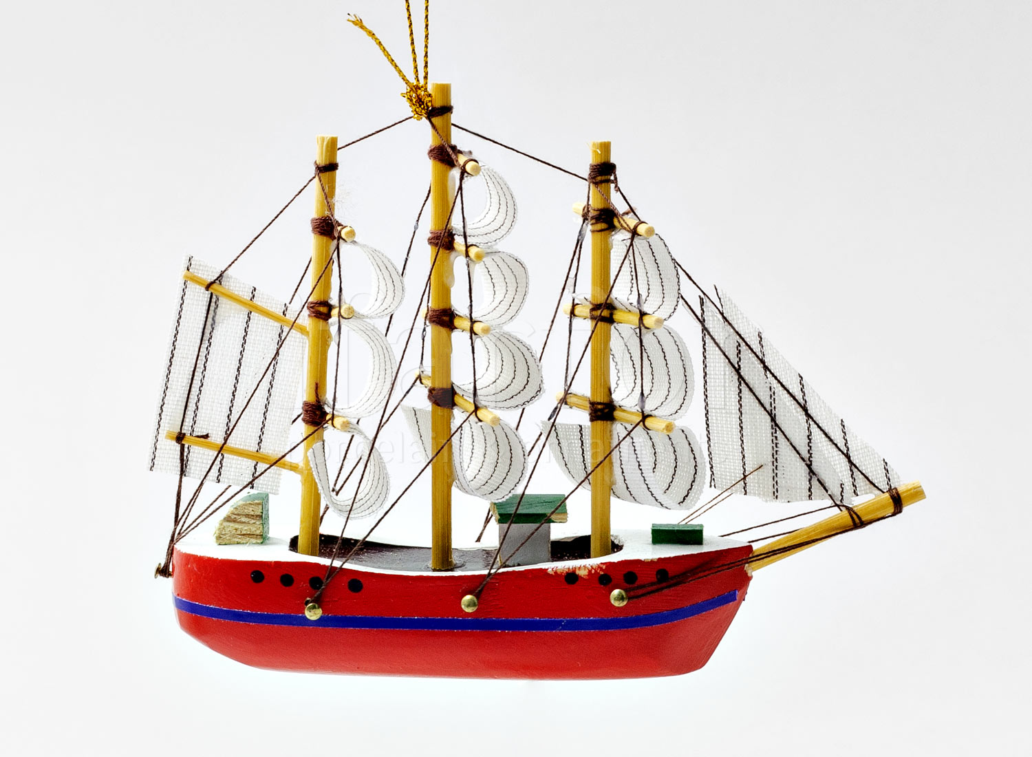Елочная игрушка «Парусник(красный)» Дерево, ткань. 135 x 103 мм.