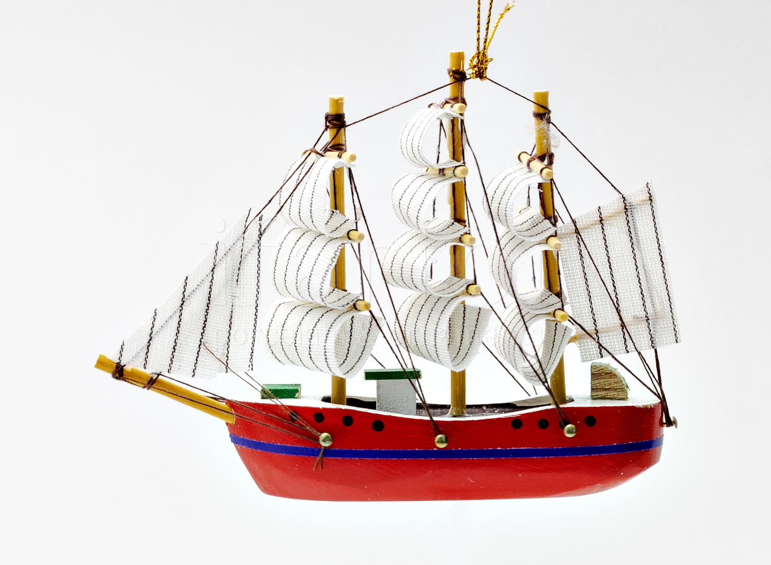 Елочная игрушка «Парусник(красный)» Дерево, ткань. 135 x 103 мм.
