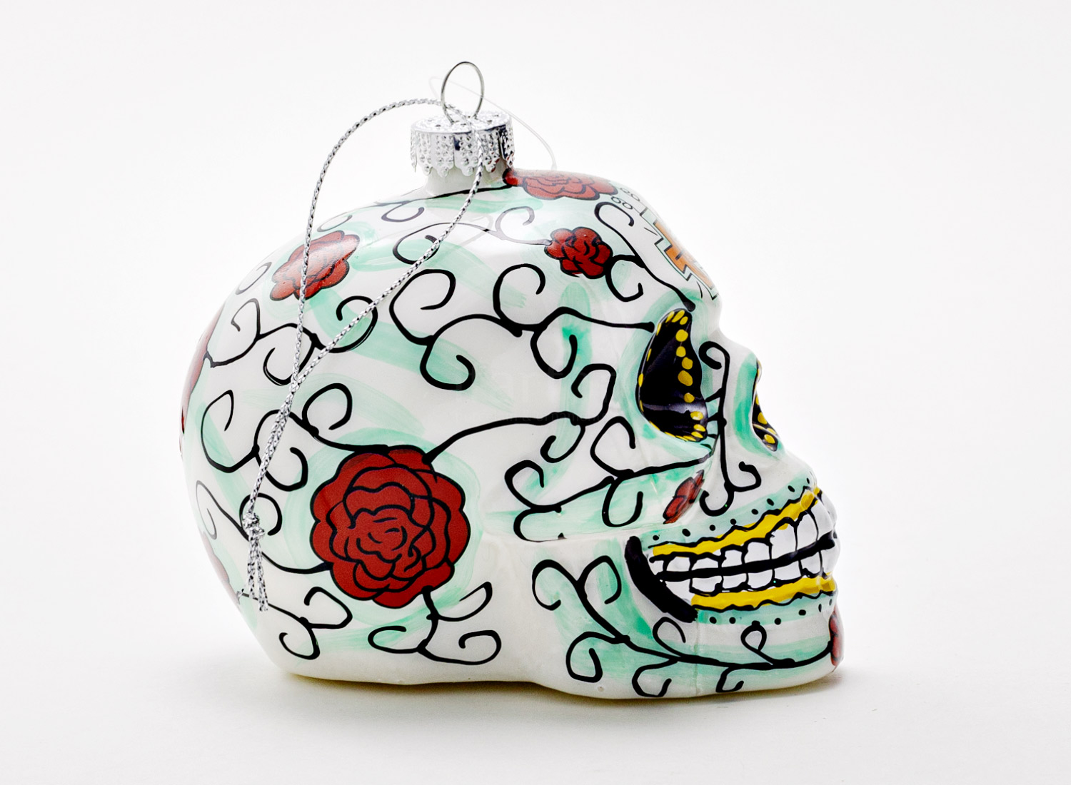 Елочная игрушка «Череп белый матовый с розами»