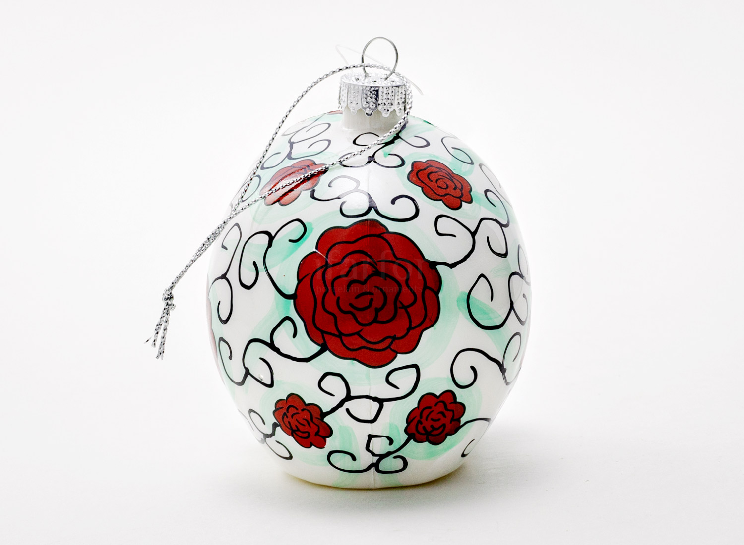 Елочная игрушка «Череп белый матовый с розами»