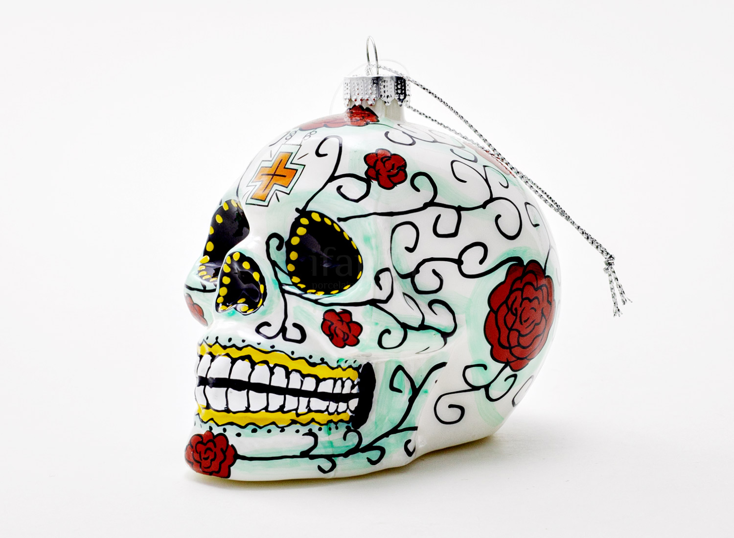 Елочная игрушка «Череп белый матовый с розами»
