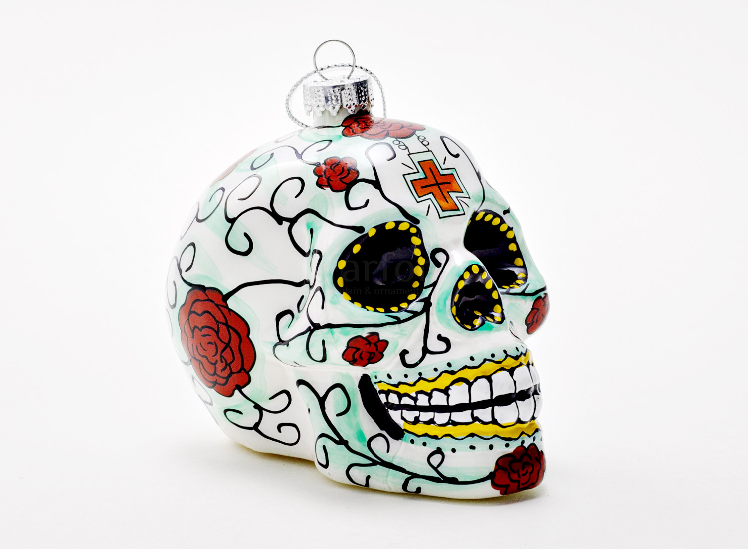 Елочная игрушка «Череп белый матовый с розами»