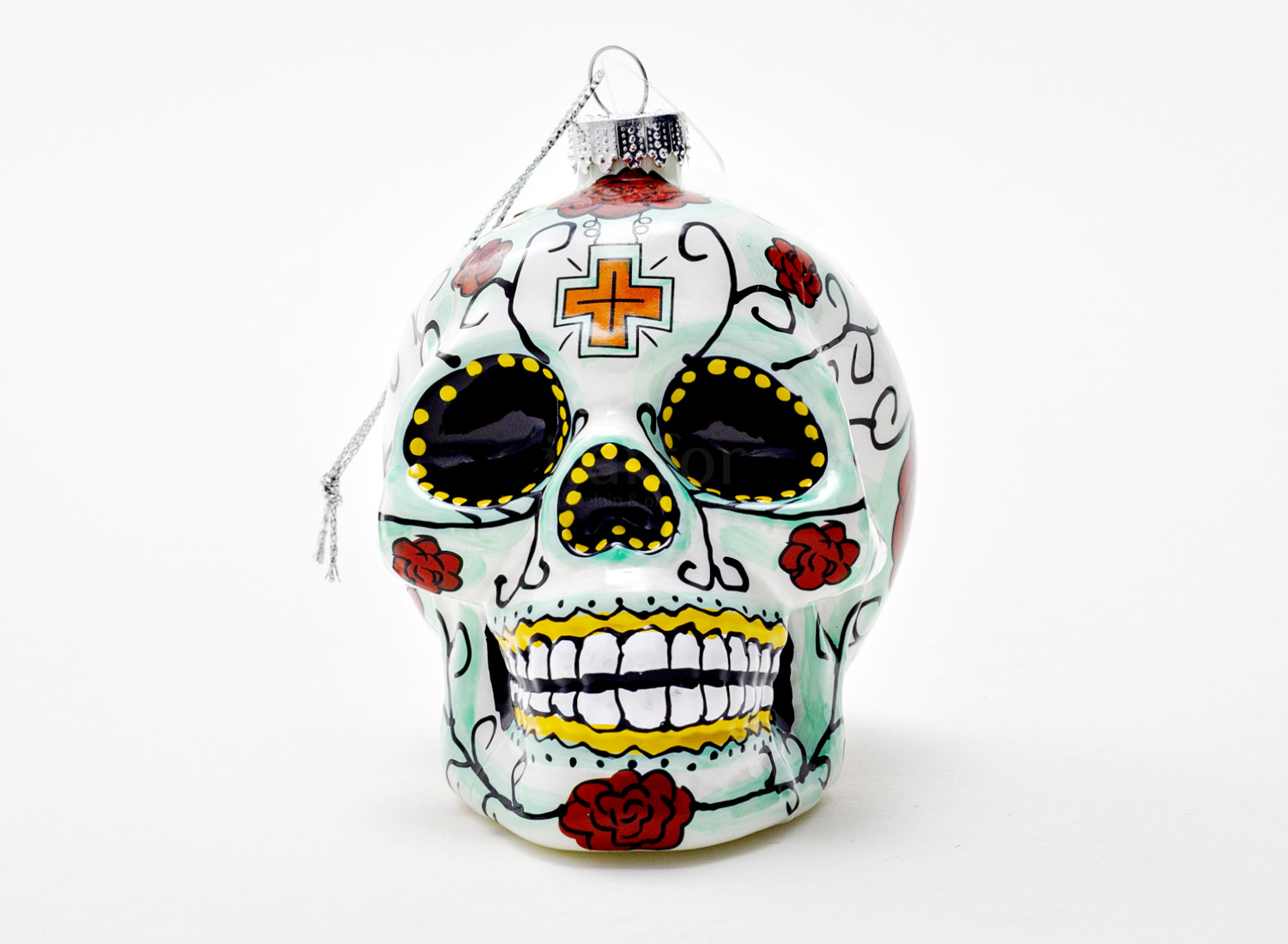 Елочная игрушка «Череп белый матовый с розами»