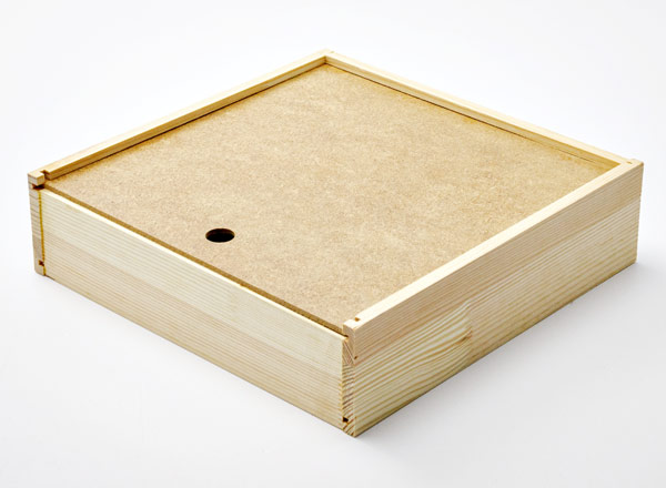 Шкатулка для 4х декоративных тарелок Шкатулка для четырех декоративных тарелок. Сосна Шкатулка