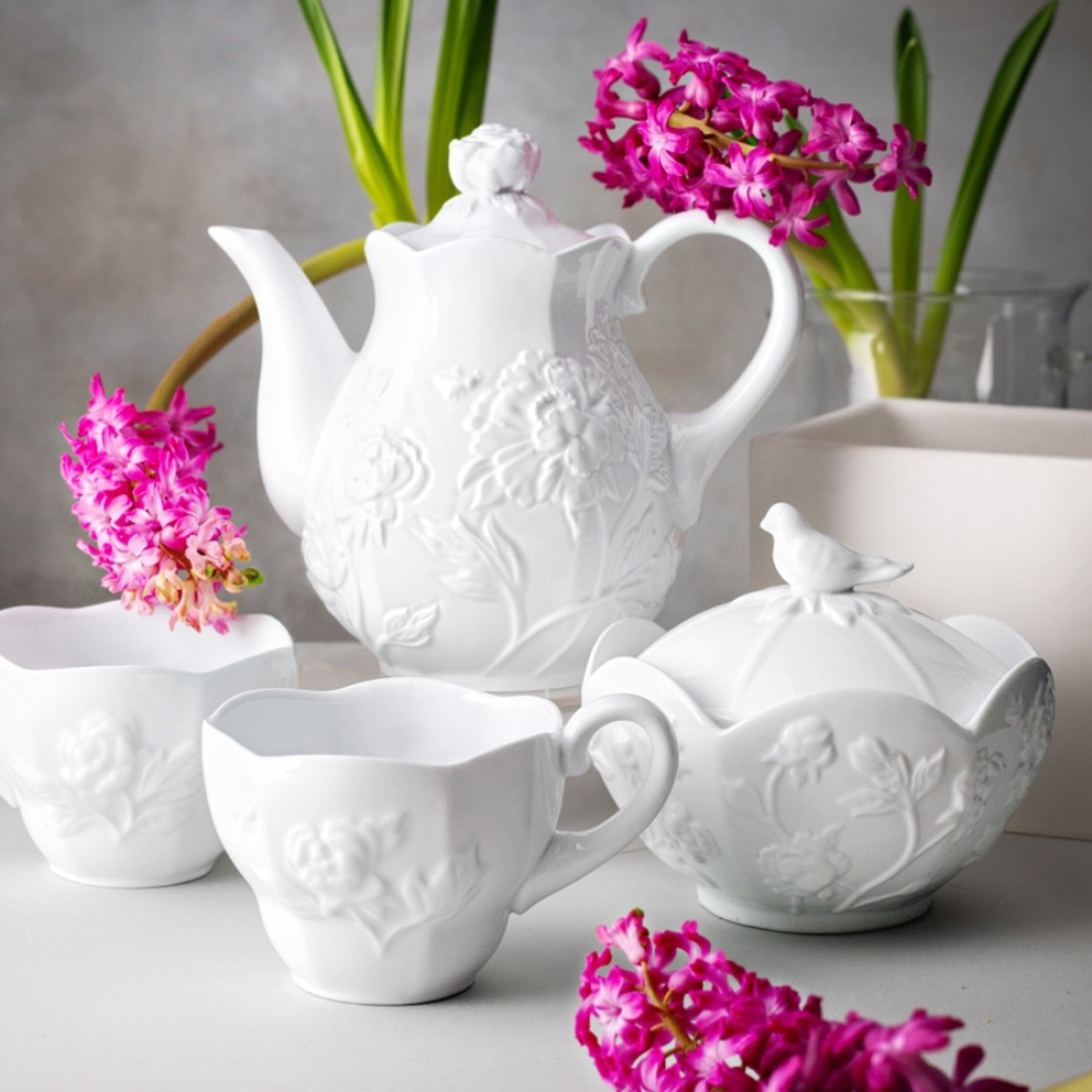 «...распахнешь, бывало, окно в прохладный сад, наполненный лиловатым туманом, сквозь который ярко блестит кое-где утренн