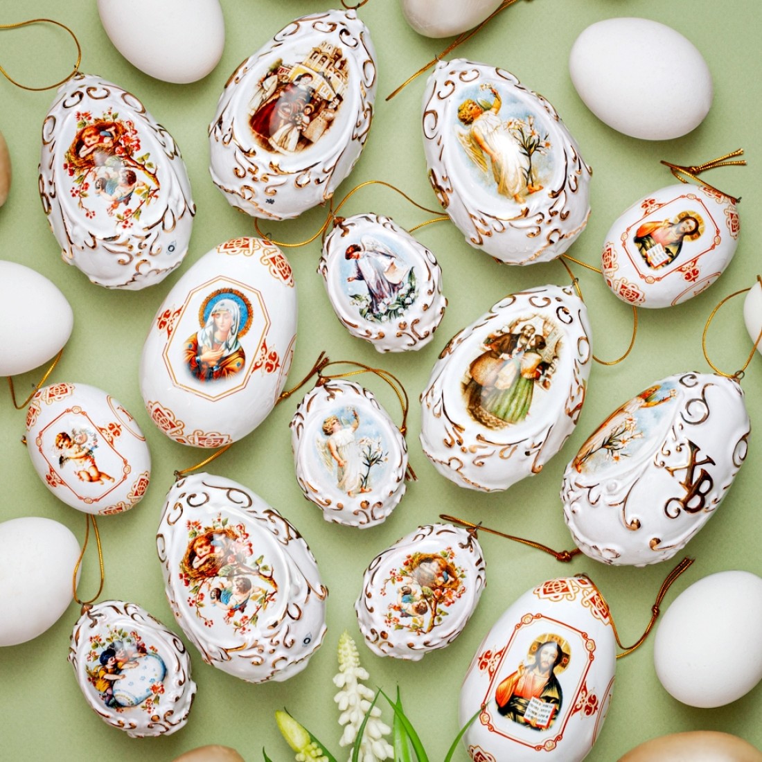 «В зале посредине был накрыт уже пасхальный стол, стояли на круглых блюдах высокие куличи, облитые белым, красные яйца, 